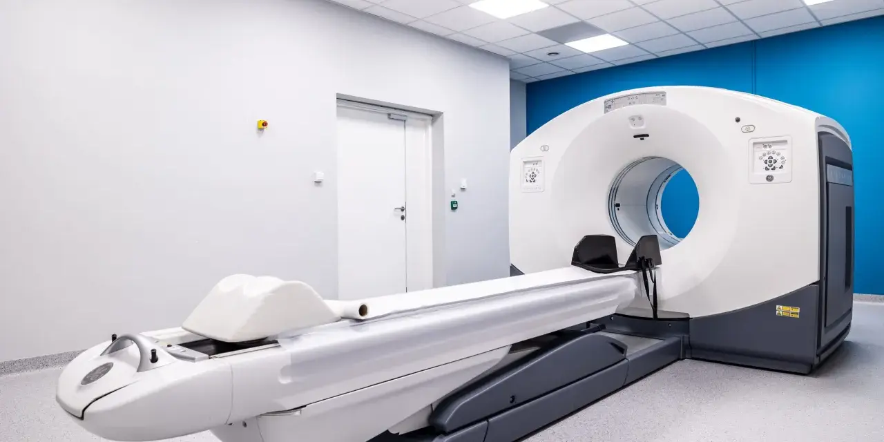 Nowoczesny aparat PET-CT w gabinecie diagnostycznym. Sprawdź, jaka jest badanie PET cena i umów się na wizytę.
