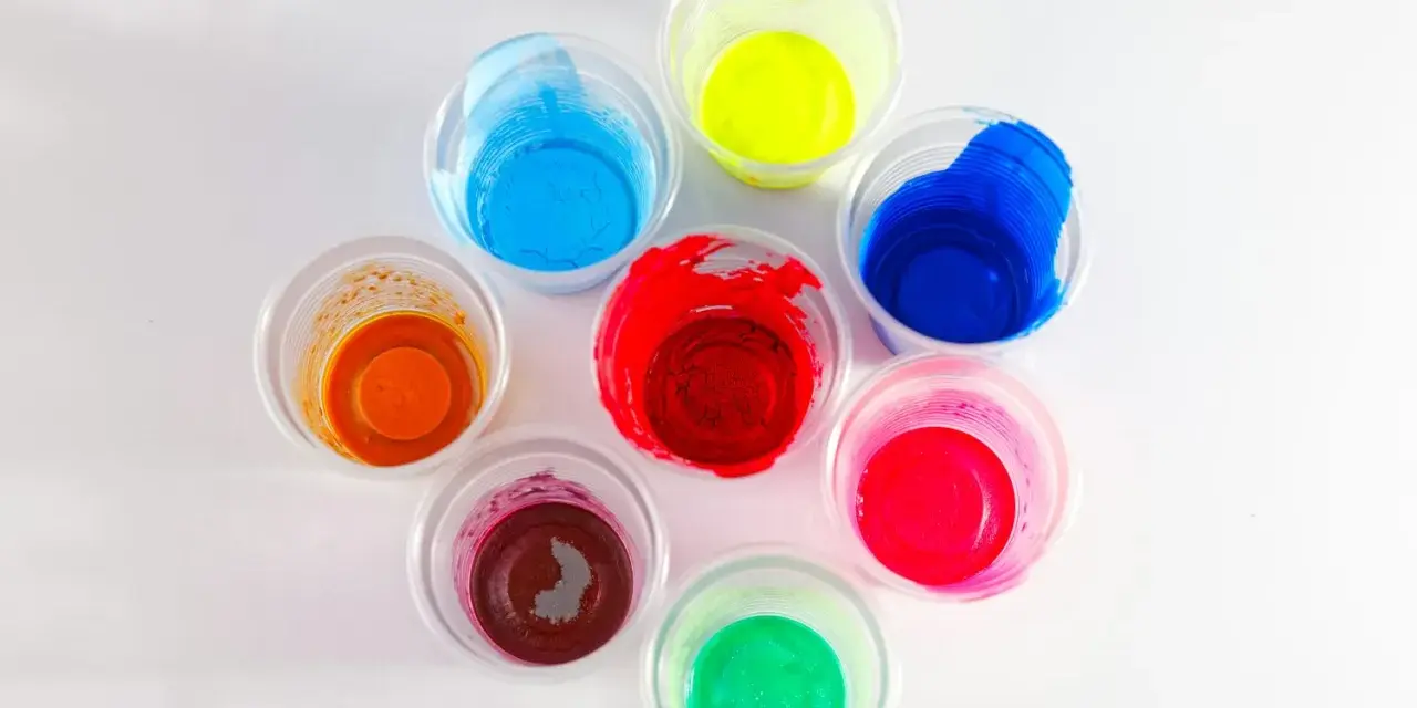Kolorowe farby w kubeczkach, idealne jako farba do plastiku na zewnątrz. Odcienie czerwieni, niebieskiego, zieleni, żółci, pomarańczu i różu.