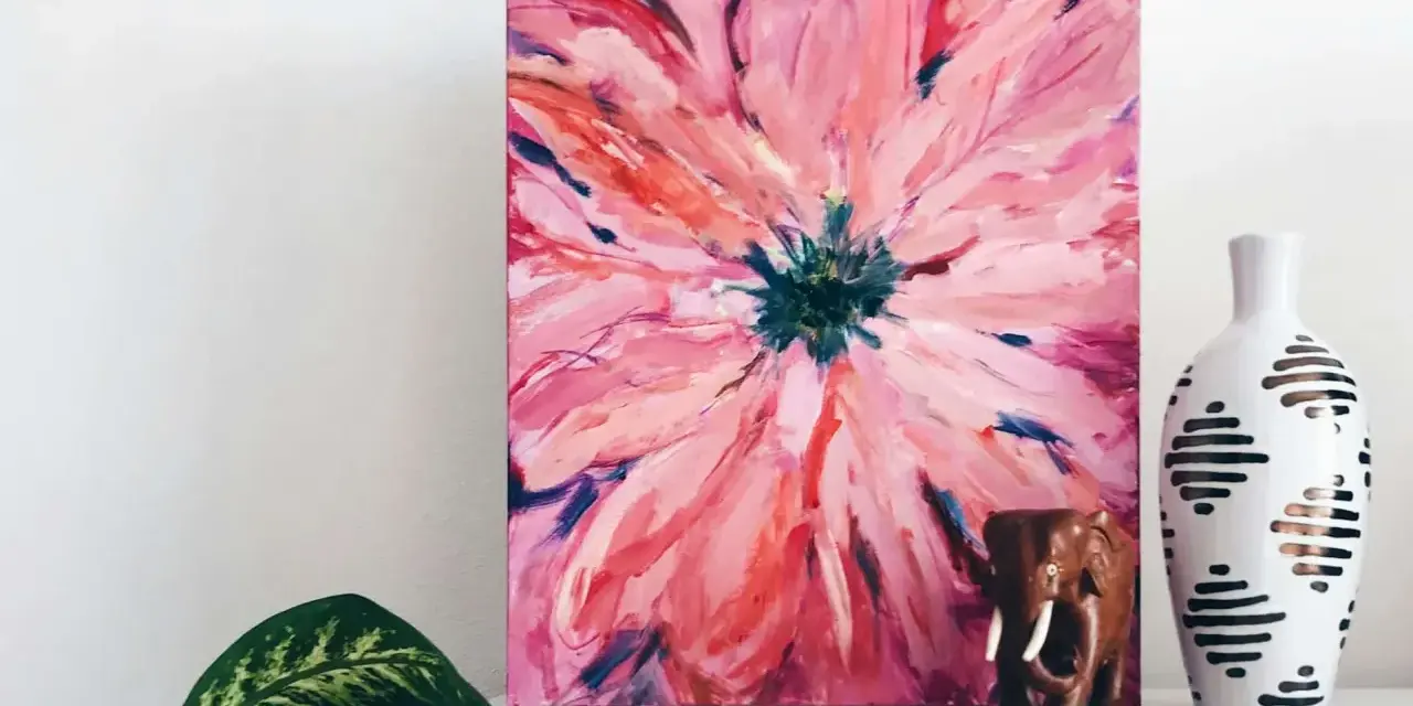 Peinture abstraite de fleur rose vif, avec un éléphant en bois et un vase décoratif. Une idée pour comment tendre une toile sur un chassis.