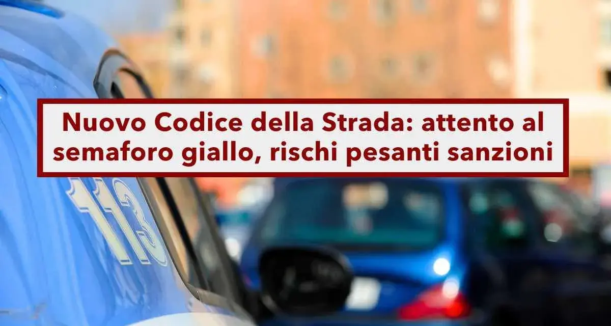 Polizia e auto in coda. Nuovo Codice della Strada: attento al semaforo giallo, rischi pesanti sanzioni.