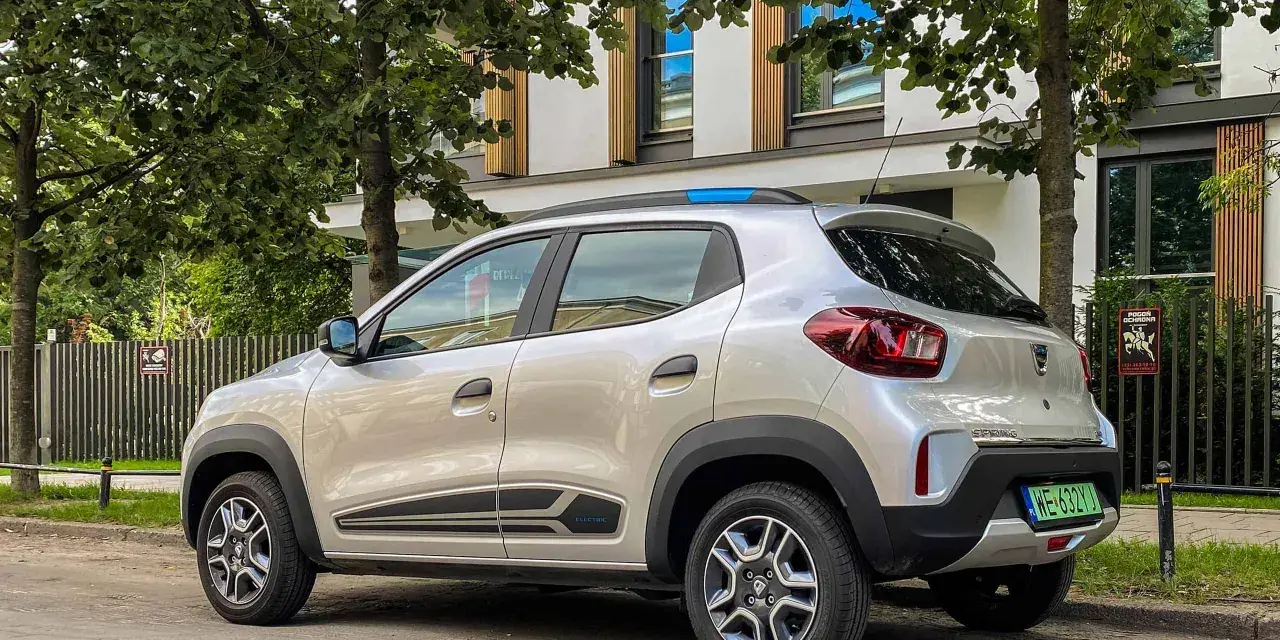 Srebrna Dacia Spring, idealna do miasta, z imponującym zasięgiem.