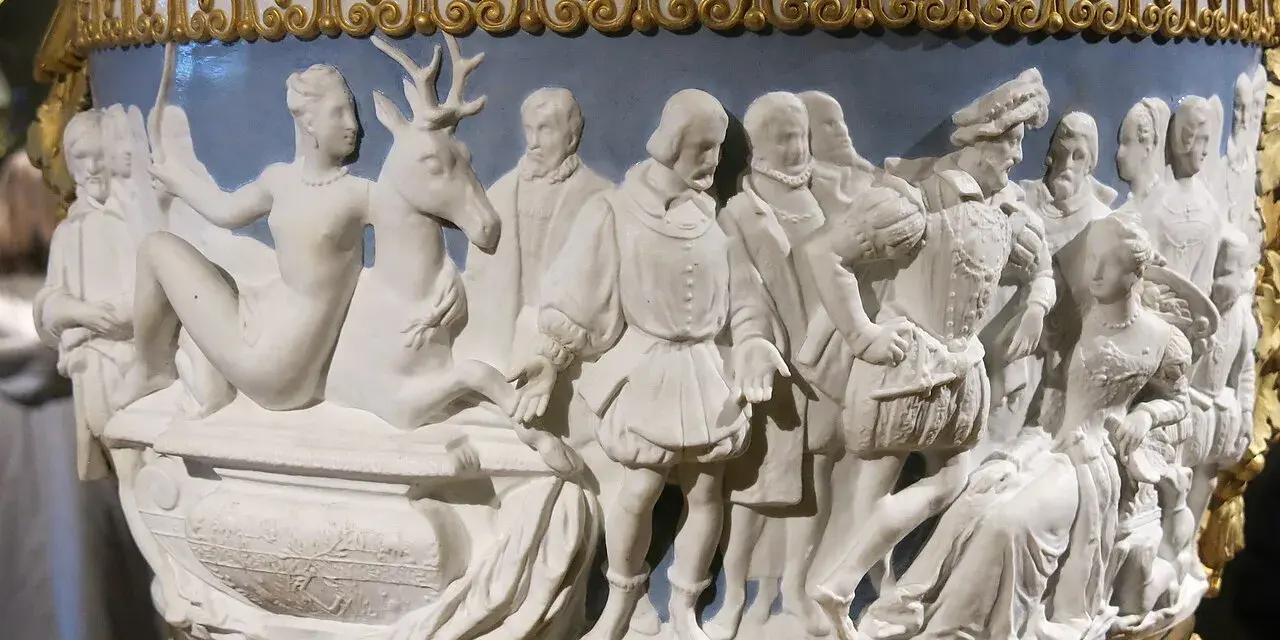 Bas-relief de style Jean Goujon : une nymphe couchée avec un cerf, entourée de figures de la Renaissance.