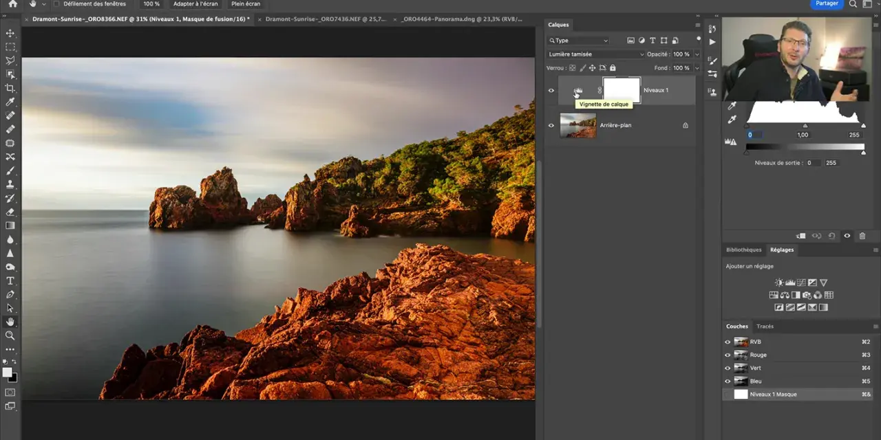 Paysage rocheux au bord de la mer, avec un ciel doux. L'interface Photoshop montre un calque "Vignette de calque", suggérant un effet soleil créé avec Photoshop.