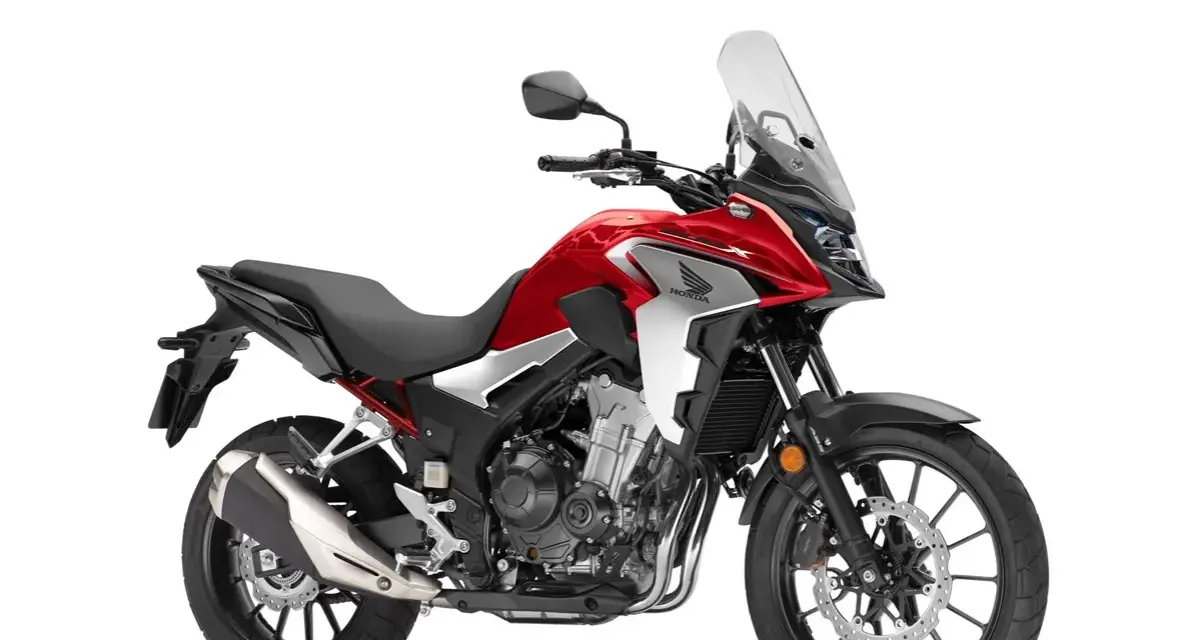 Honda CB500X rossa, agile e leggera. Il suo peso contenuto la rende perfetta per ogni avventura.