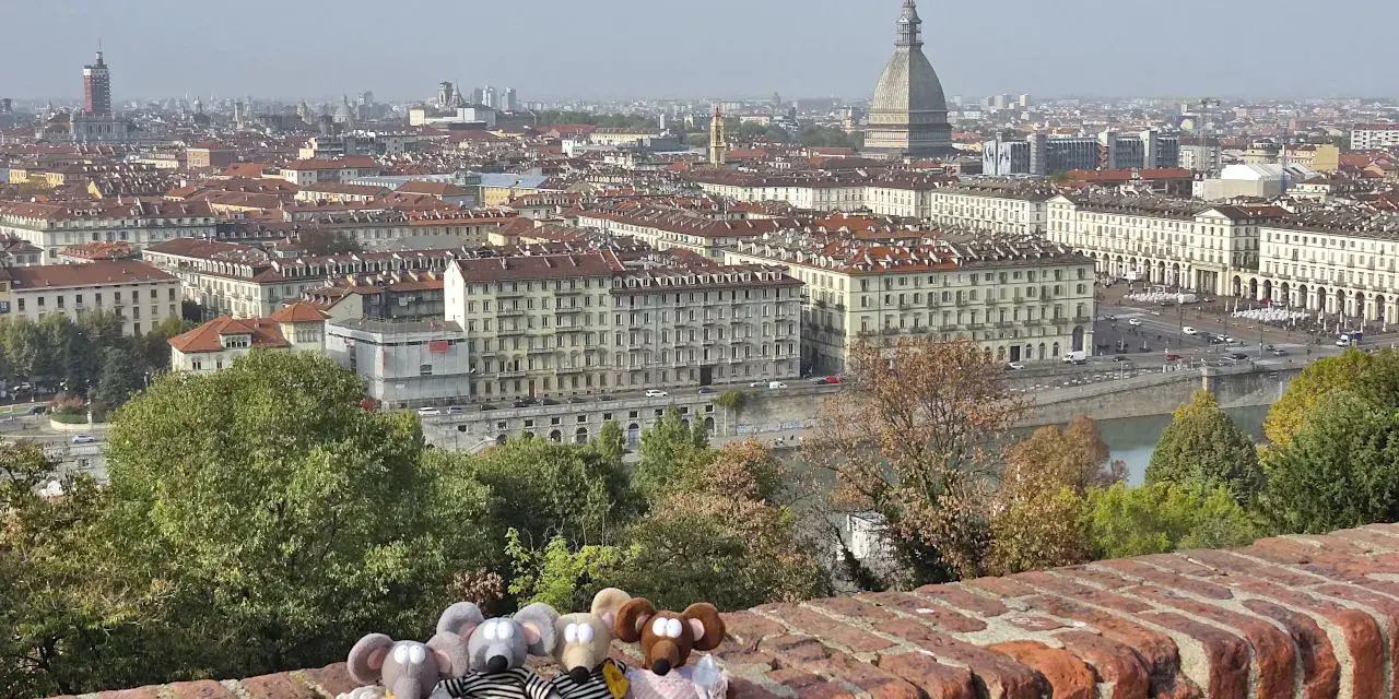 Des souris en peluche profitent de la vue panoramique sur Turin, parfait pour un séjour de 3 jours. La Mole Antonelliana domine le paysage urbain.