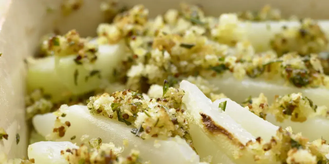 Kohlrabi mal anders: zarte Kohlrabistücke mit knuspriger Kräuter-Paniermehl-Kruste im Auflauf.