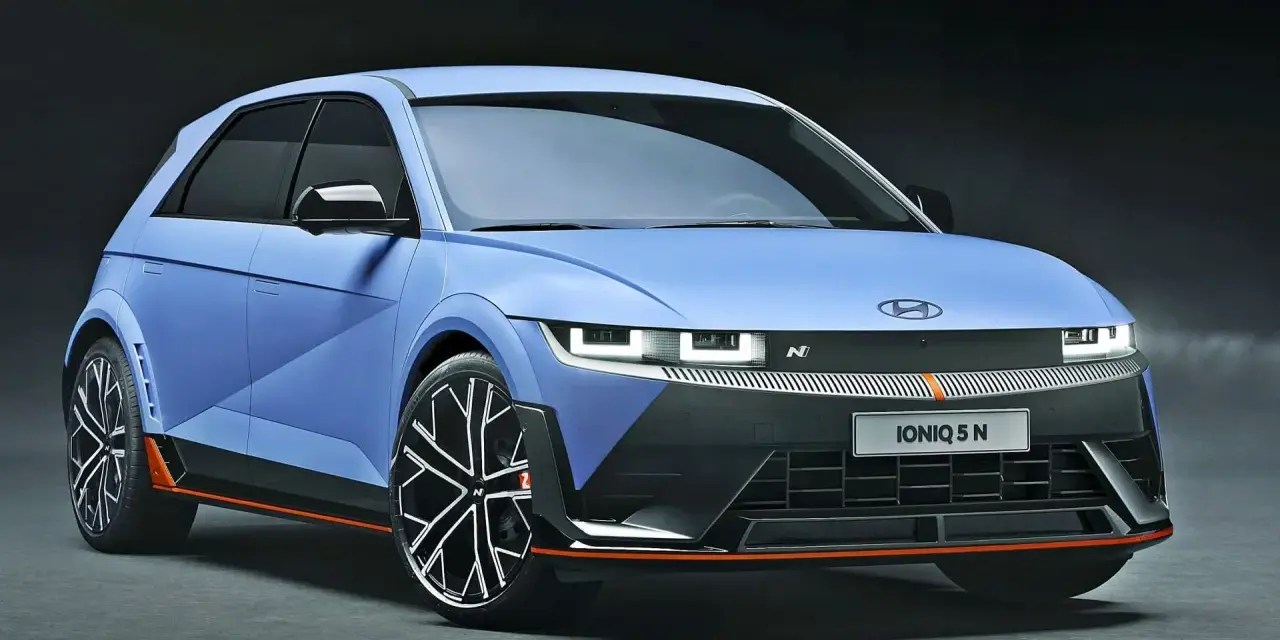 Niebieski Hyundai Ioniq 5 N z pomarańczowymi akcentami i sportowymi felgami.