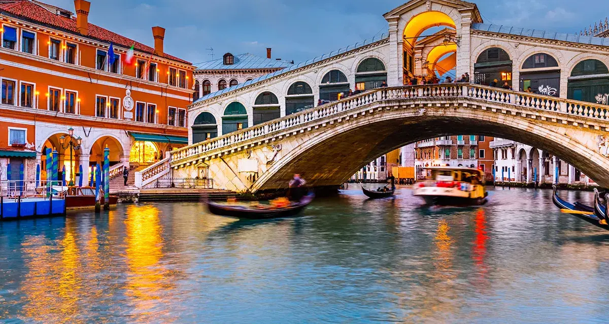 Il Ponte di Rialto, uno dei tanti ponti di Venezia, attraversa il Canal Grande con gondole e vaporetti.