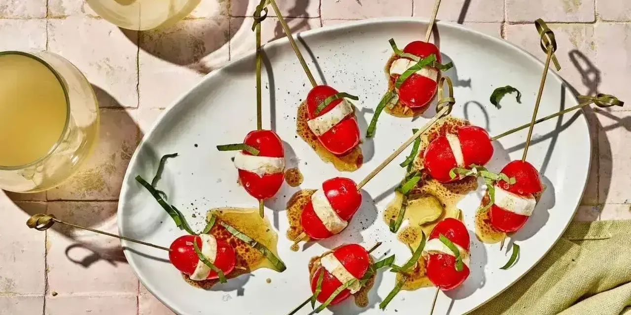 Proste przepisy na przekąski w 15 minut: szaszłyki caprese na chrupkim pieczywie z bazylią i sosem.