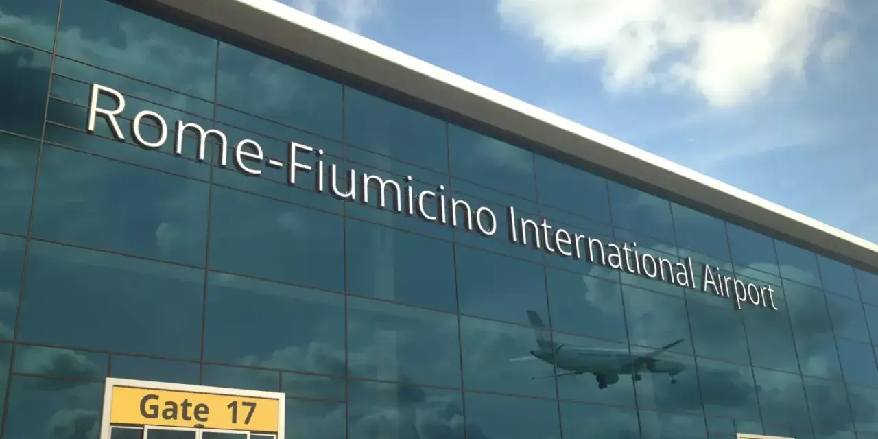 Fasada lotniska Rome-Fiumicino International Airport z napisem i odbiciem samolotu.