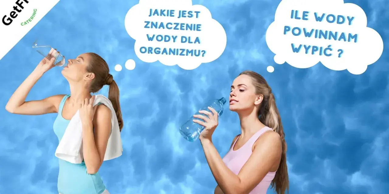 Dwie kobiety zastanawiają się, jak najlepiej nawodnić organizm. Jedna pije wodę, druga trzyma butelkę, myśląc o jej znaczeniu.