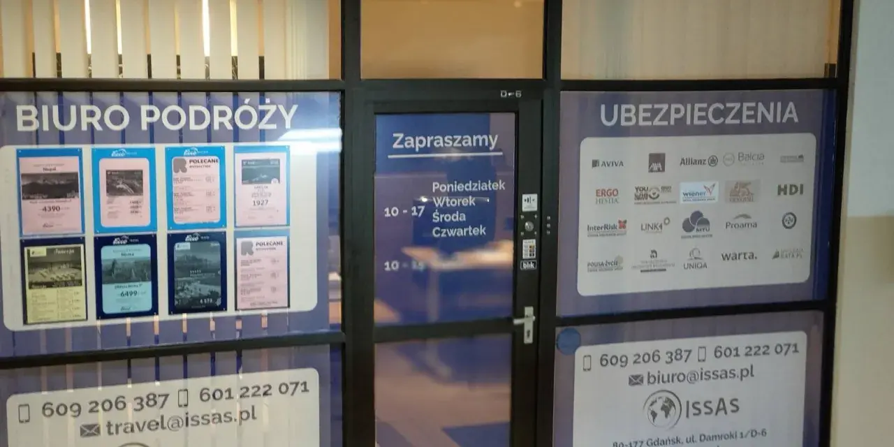 Witryna biura podróży i ubezpieczeń z ofertami i danymi kontaktowymi.