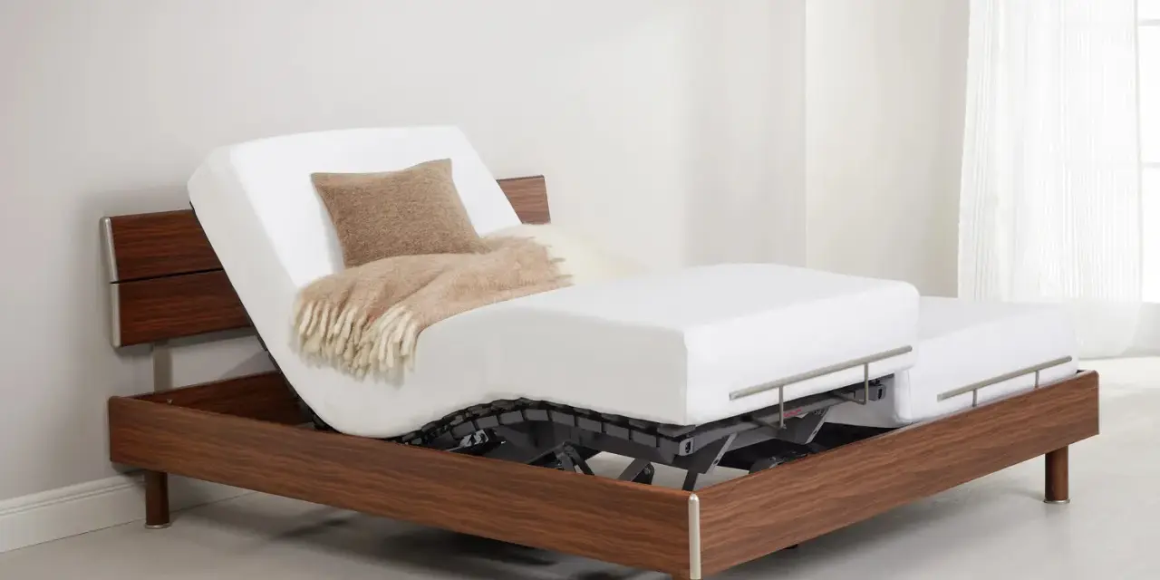 Lit électrique avec matelas mémoire de forme, réglable pour un confort optimal. Un plaid douillet et un coussin invitent à la détente.