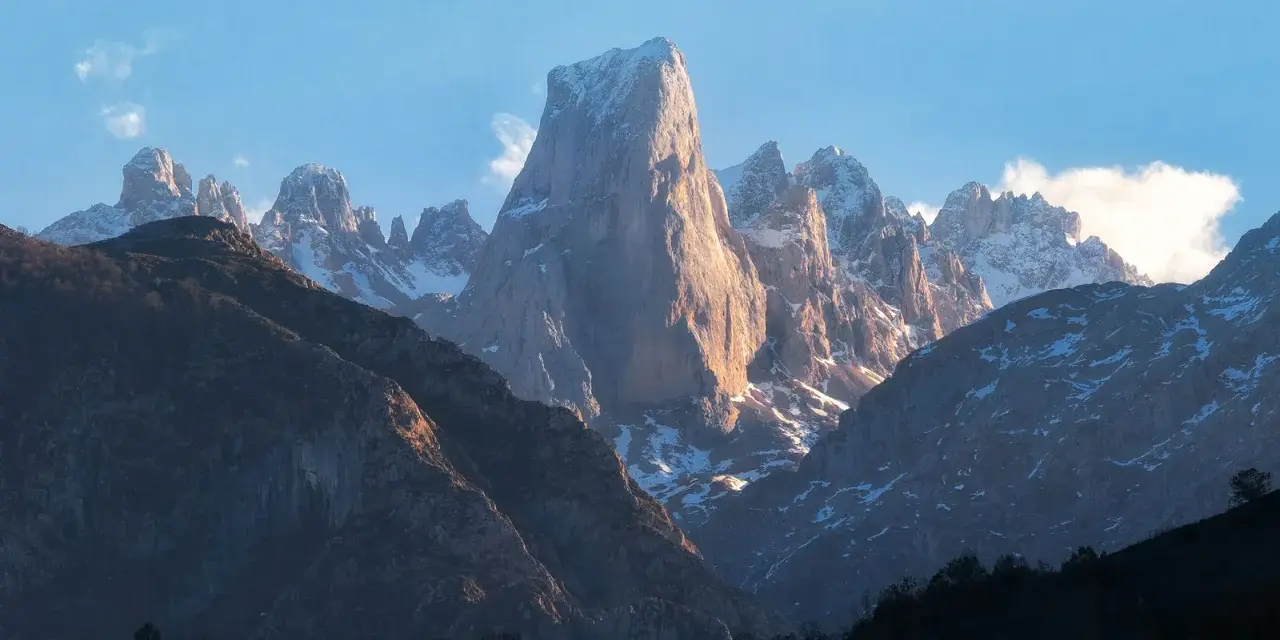 Majestuosas montañas nevadas, un paisaje que evoca la diferencia entre parque nacional y parque natural.