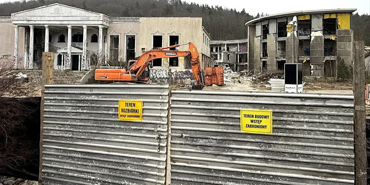 Ruiny hotelu Murat w Redzie, plac budowy z koparką. Znak "teren rozbiórki, wstęp zabroniony" sugeruje, dlaczego hotel upadł.