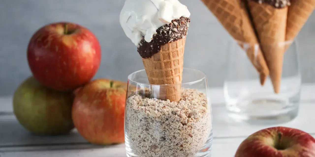 Äpfel liegen neben Eiswaffeln. Warum gibt es kein Apfeleis? Vielleicht weil Äpfel so gut frisch schmecken!