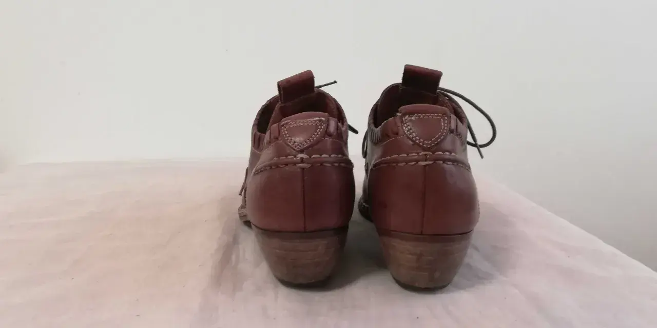 Brązowe, skórzane botki na niskim obcasie. To buty marki Pikolinos, znanej z wysokiej jakości i komfortu.