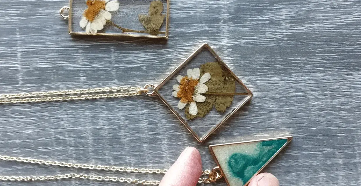 Collane con fiori secchi e resina, un'idea per gioielli in legno fai da te unici.