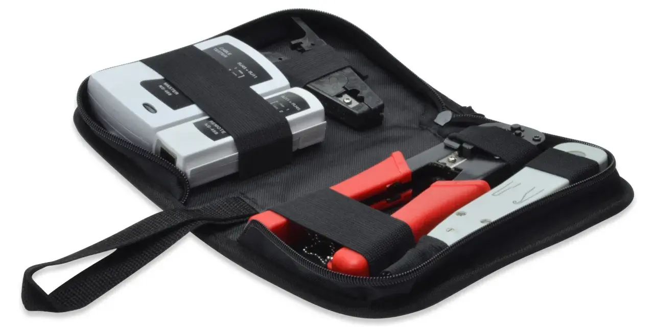 Netzwerk-Werkzeugset mit Kabeltester, Crimpzange und Werkzeugen in einer schwarzen Tasche.