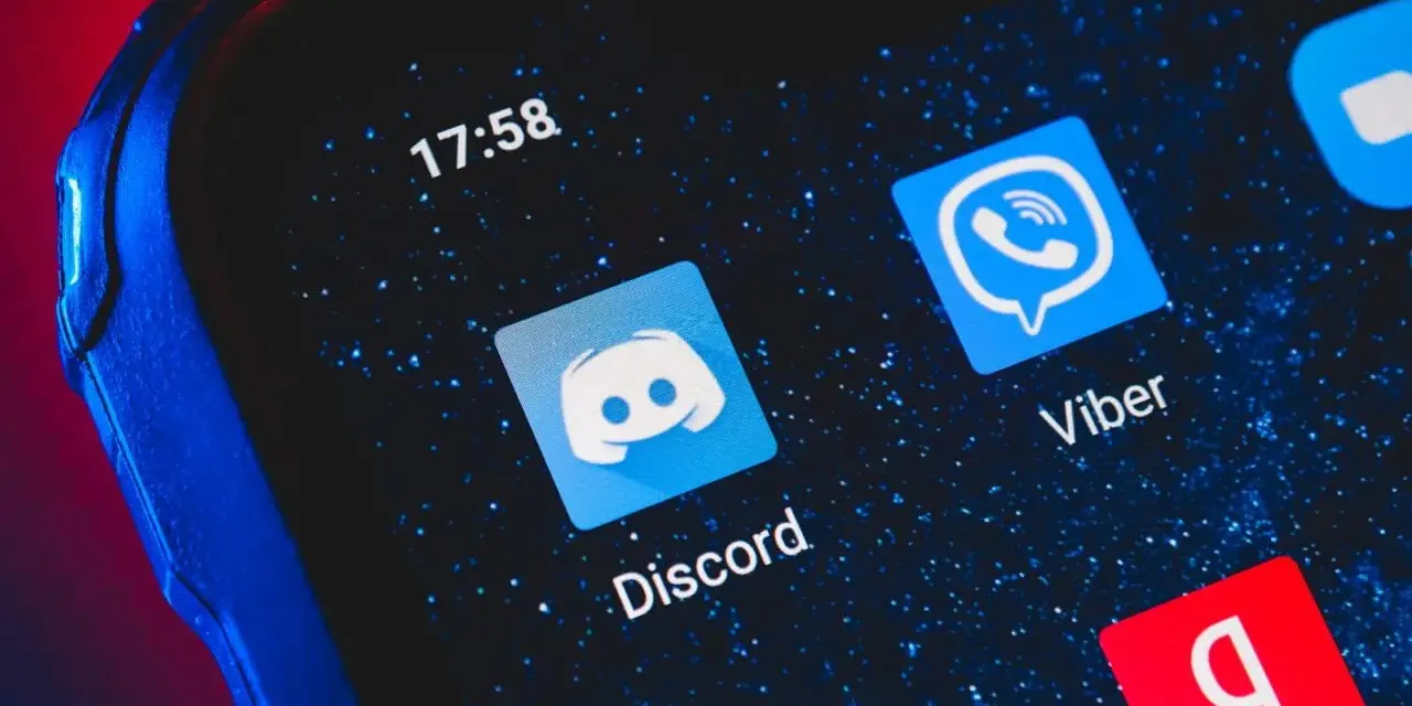 Ikona Discord na ekranie telefonu. Chcesz wiedzieć, jak dodać bota muzycznego na DC?