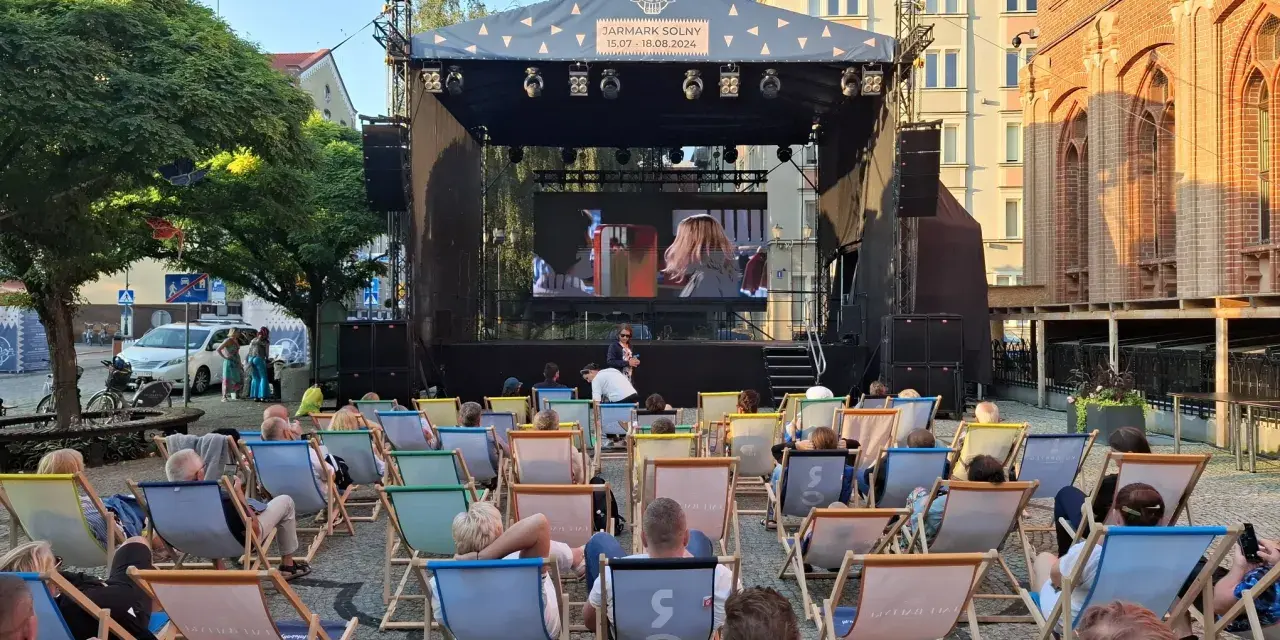 Kołobrzeg tanecznym krokiem: Kluby, dancingi, imprezy. Wybierz swój styl!