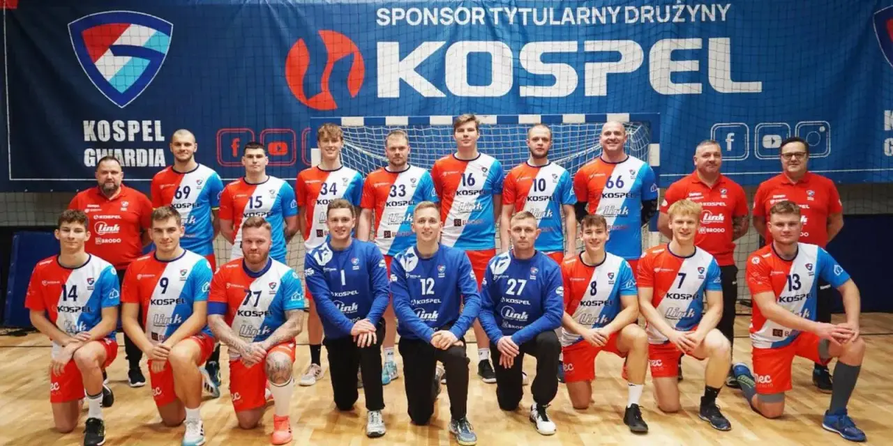 Drużyna Gwardia Koszalin piłka ręczna pozuje do zdjęcia. Zawodnicy w strojach sportowych z numerami na koszulkach.