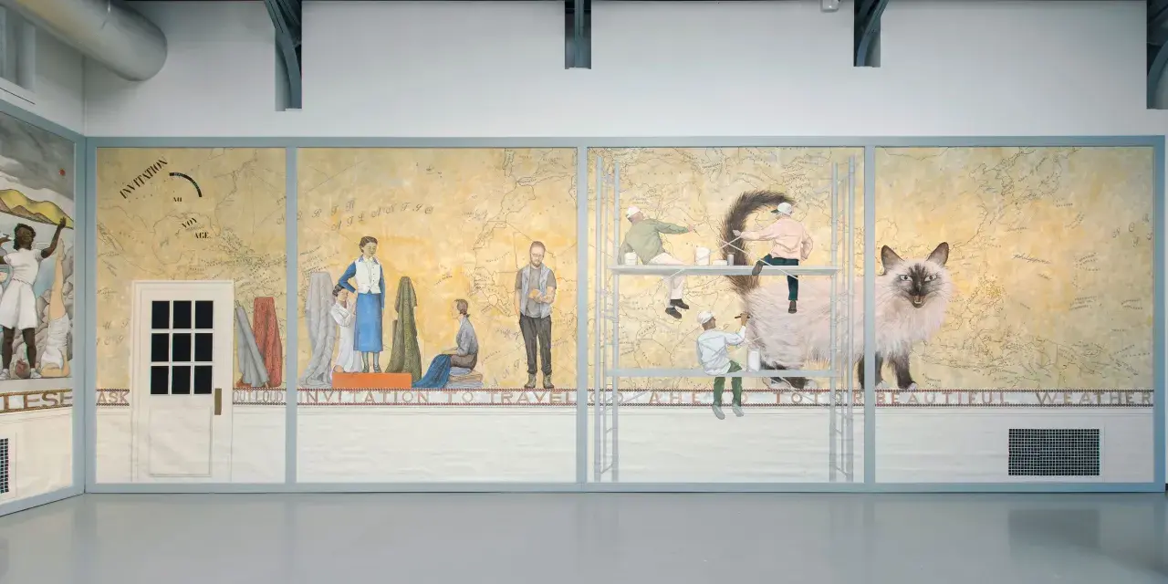 Une fresque de Lucy McKenzie dépeint des personnages sur une carte du monde, avec un grand chat siamois et des échafaudages.