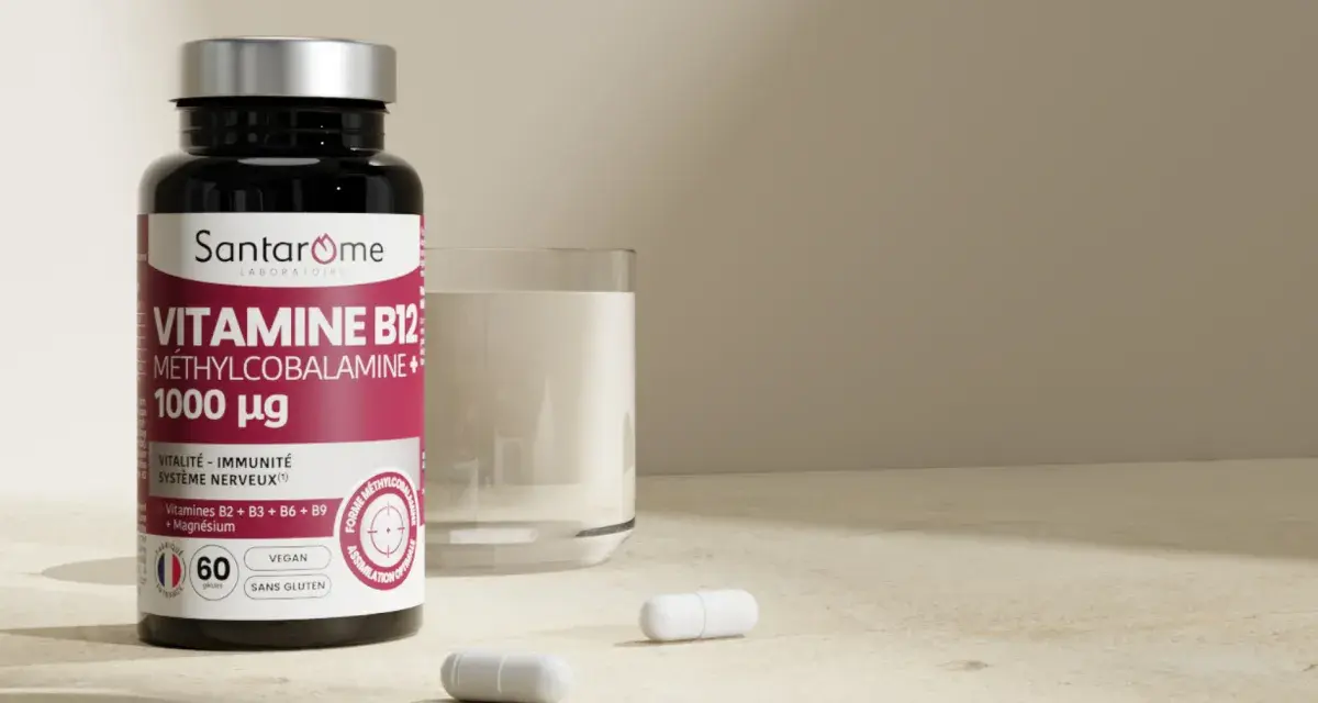 Bouteille de vitamine B12 Santarôme, 1000 µg, avec un verre de lait et des gélules. Idéal pour la vitalité et le système nerveux.