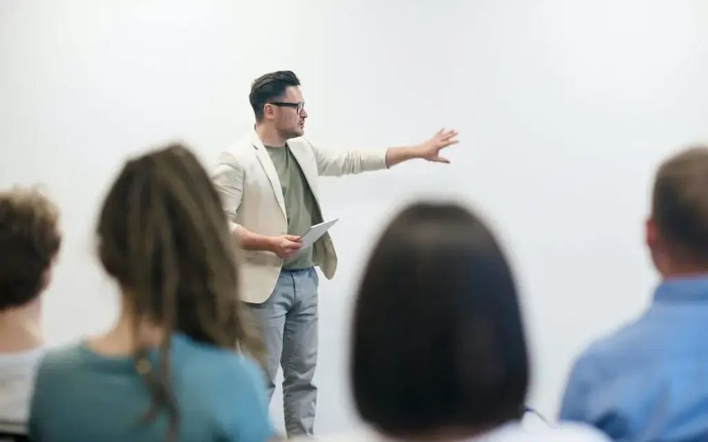 Jak zostać nauczycielem po studiach podyplomowych i uniknąć pułapek
