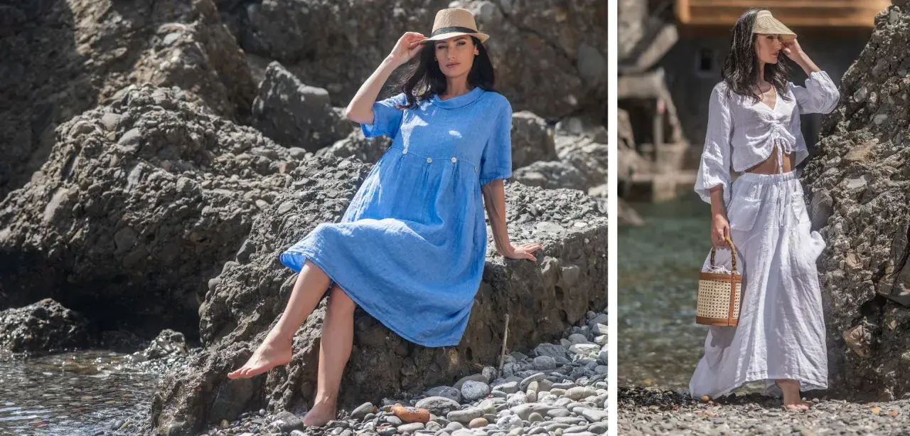 Modelli ispirano su come vestirsi per andare al mare: abito azzurro e completo bianco in lino, perfetti per la spiaggia.