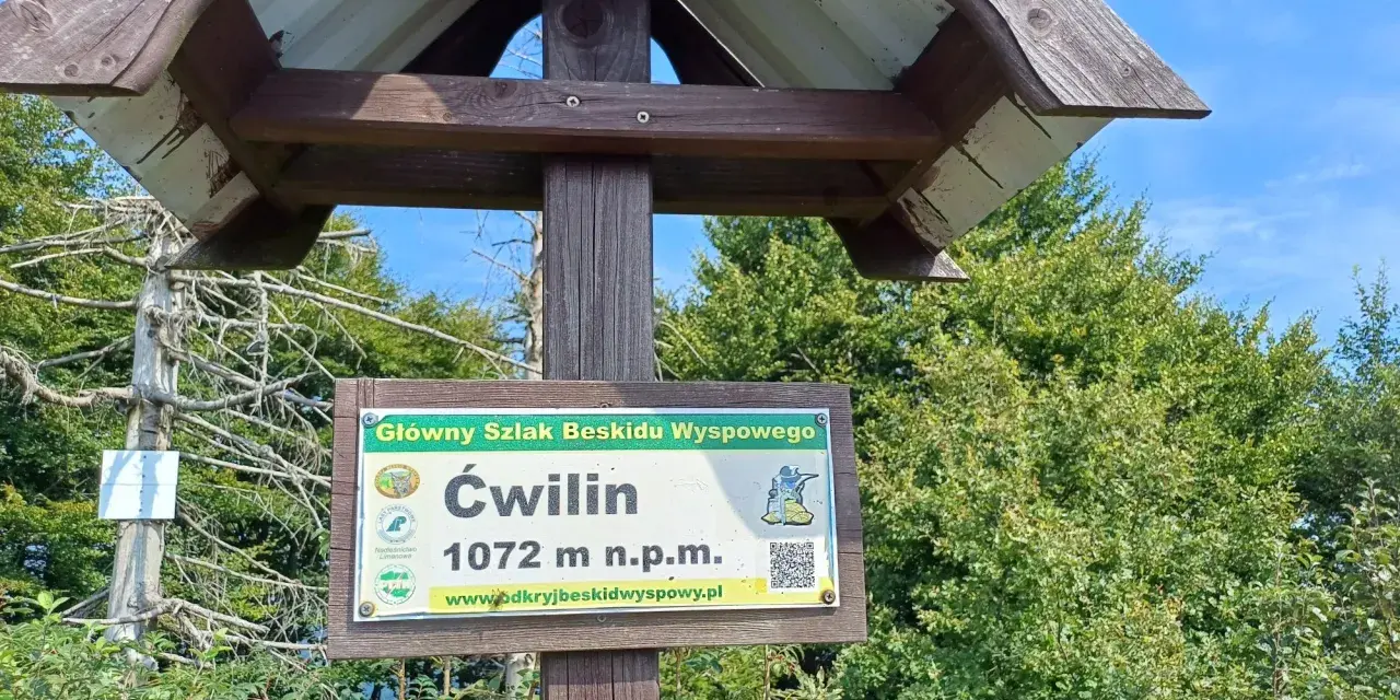 Tablica na szlaku Głównym Beskidu Wyspowego informuje o szczycie Ćwilin (1072 m n.p.m.).
