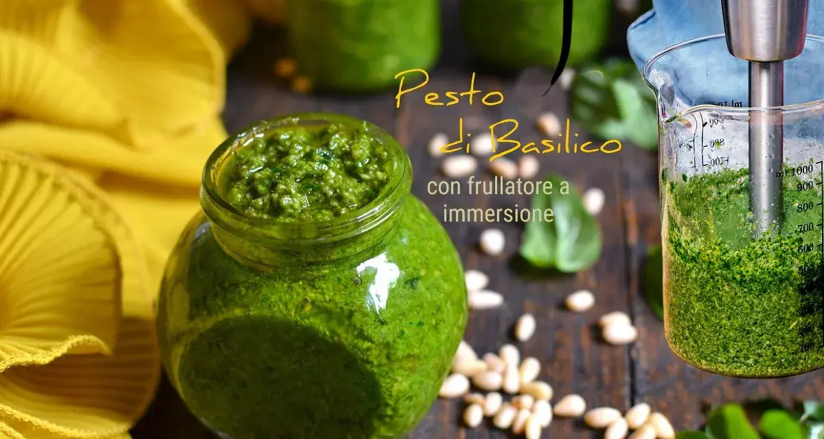 Pesto di basilico fatto in casa con frullatore a immersione, un classico della ricetta di famiglia.