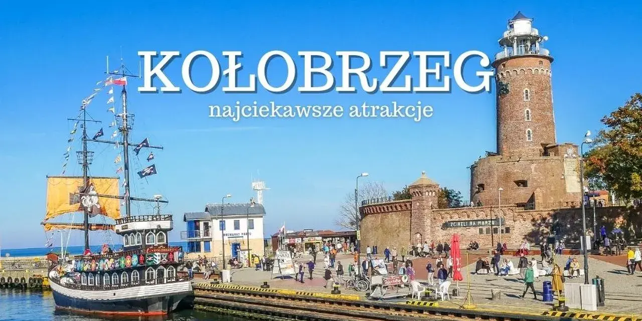 Port w Kołobrzegu z latarnią morską, statkiem pirackim i ludźmi na promenadzie.