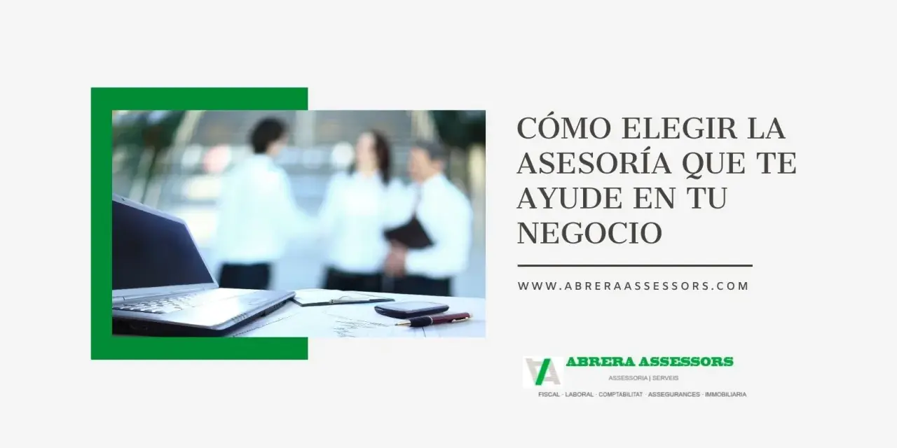 Un portátil y un bolígrafo sobre documentos, con personas desenfocadas al fondo. El texto pregunta "Cómo elegir la asesoría que te ayude en tu negocio".