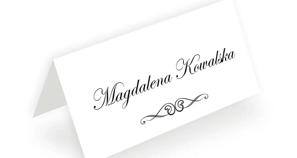Elegancka winietka z imieniem "Magdalena Kowalska" i ozdobnym motywem. Idealna podpowiedź, jak wypisać winietki dla rodziców na uroczystość.