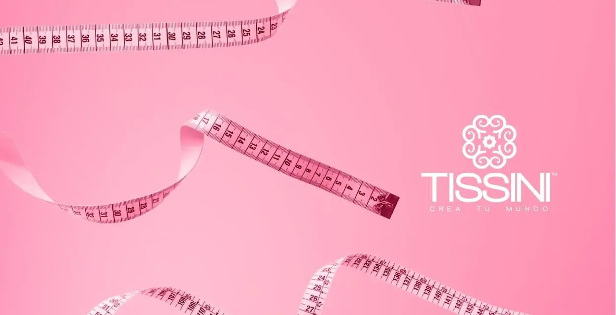 Cintas métricas rosadas flotan sobre fondo rosa, listas para tomar medidas del cuerpo. Logo de Tissini.