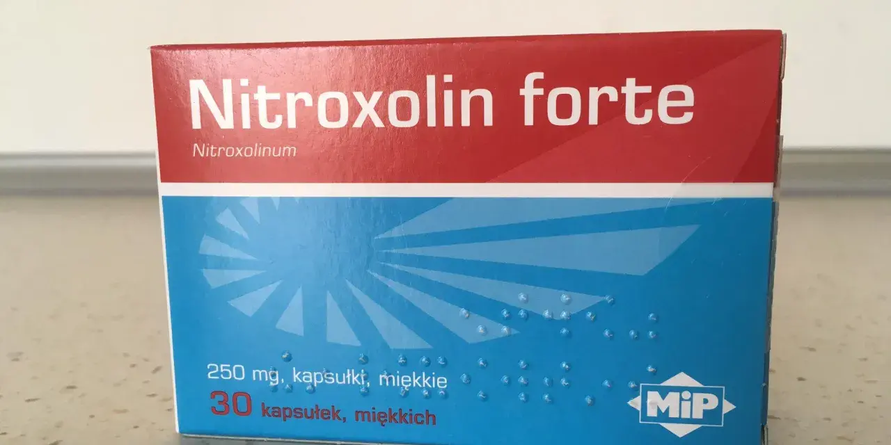 Opakowanie leku Nitroxolin forte, zawierające 30 miękkich kapsułek po 250 mg.