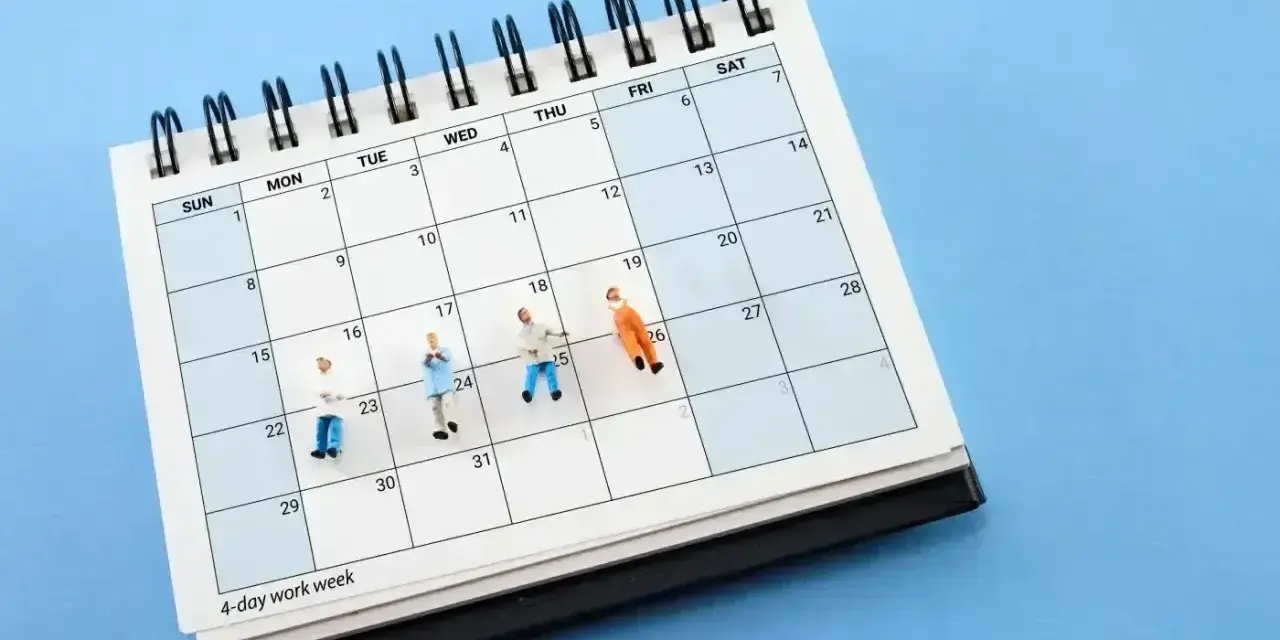 Miniaturki ludzi na kalendarzu z napisem "4-day work week". To karta nauczyciela zmian, która pokazuje, jak można zaplanować krótszy tydzień pracy.