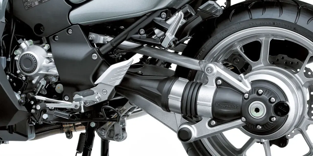 Szczegół tylnego koła i wału kardana w motocyklu Kawasaki. Polecane motocykle z wałem kardana to świetny wybór dla komfortowej jazdy.