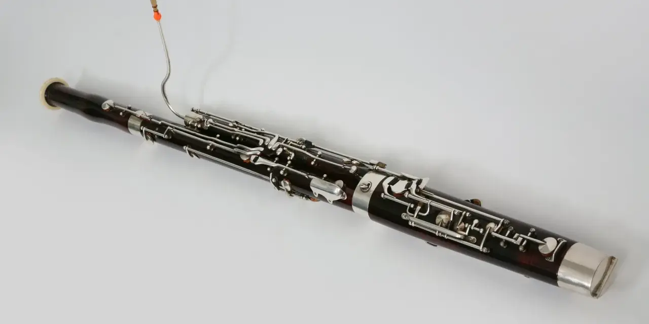 Kontrabasowy fagot, instrument dęty drewniany, większy niż obój, z metalowymi klapami i drewnianym korpusem.