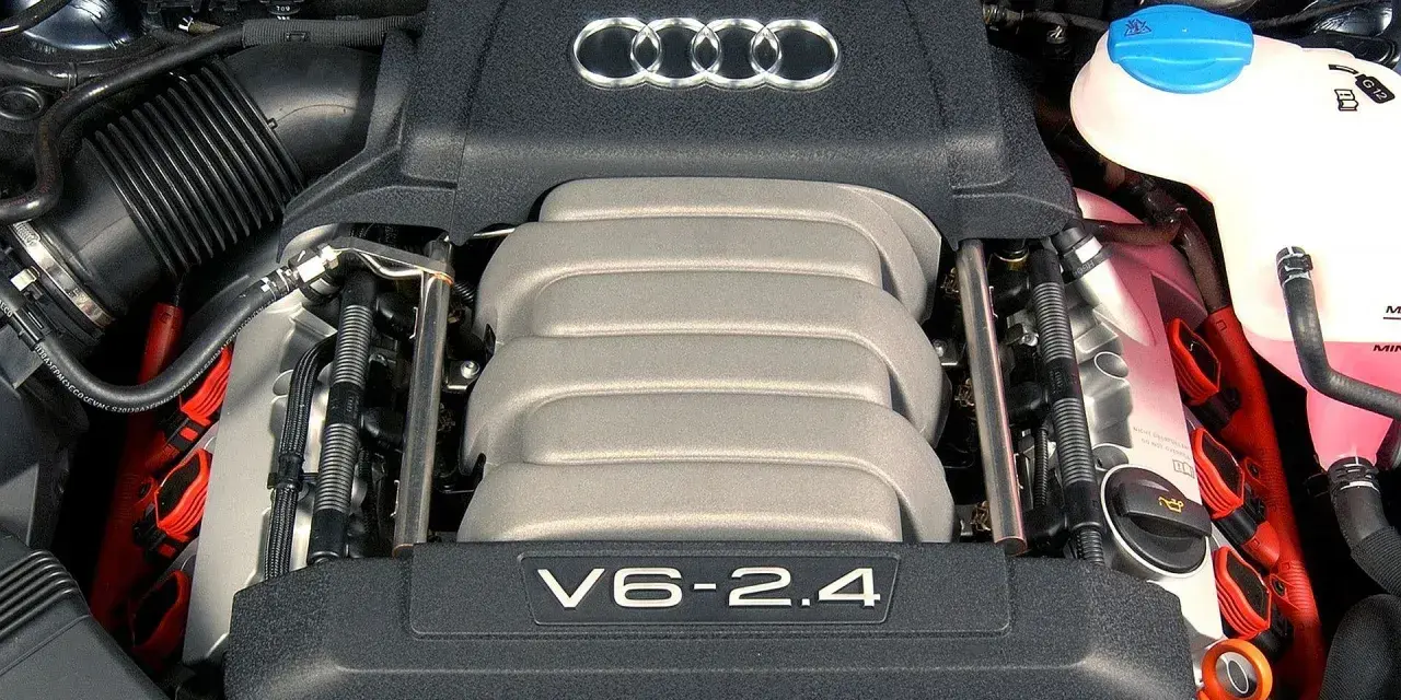 Silnik V6 2.4 benzyna z Audi A6 C6. Widoczne cewki zapłonowe i zbiornik płynu chłodniczego.