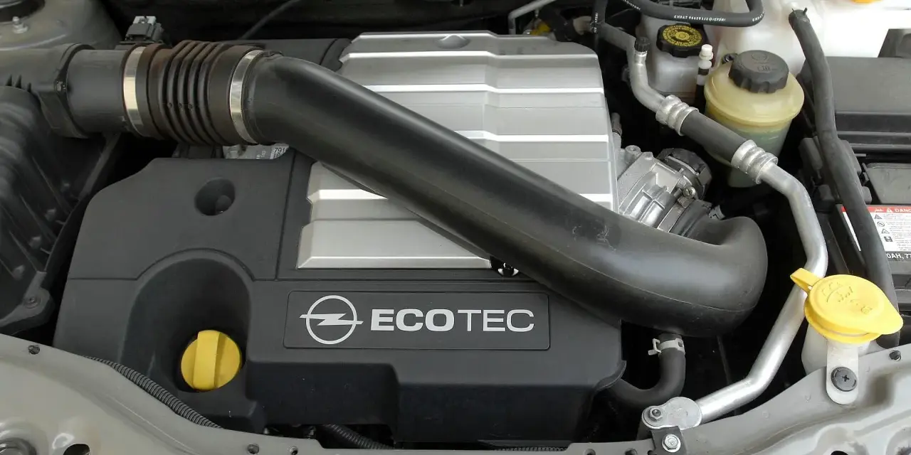 Silnik Ecotec w Oplu Antara. Widoczny jest czarny dolot powietrza, srebrna pokrywa silnika z logo Opla i napisem Ecotec.