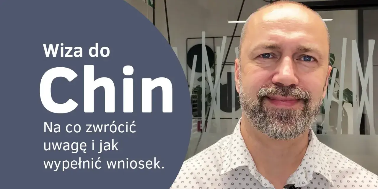 Wiza do Chin: poradnik, jak wypełnić wniosek i na co zwrócić uwagę. Mężczyzna z brodą uśmiecha się.