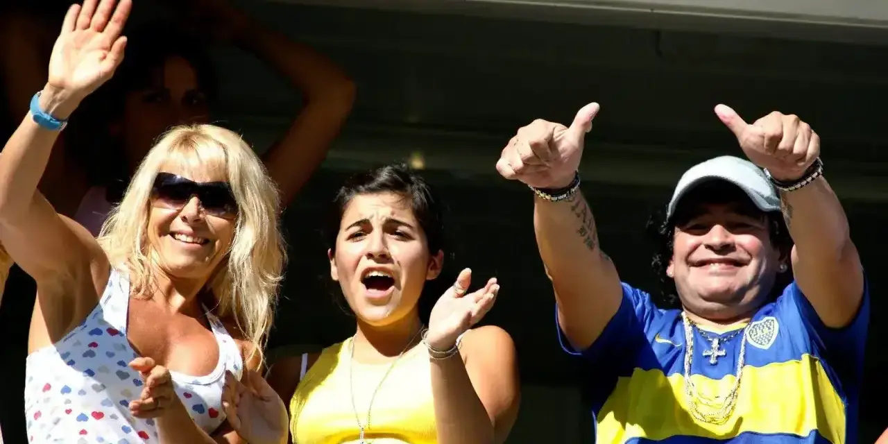 Diego Maradona z kciukami w górę, kibicuje z trybun. Jego niesamowite diego maradona statystyki budzą podziw.