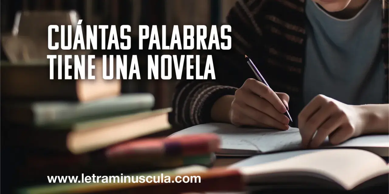Una persona escribe en un cuaderno, rodeada de libros. Descubre cuántas palabras tiene una novela corta y cómo empezar la tuya.