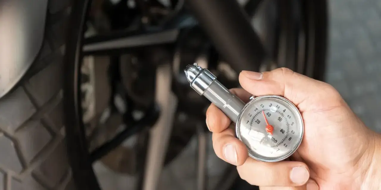 Controllo della pressione gomme moto con manometro. La sicurezza prima di tutto!