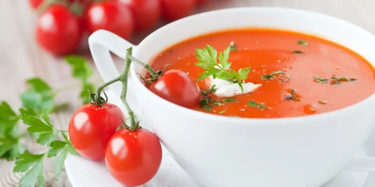 Aksamitna zupa pomidorowa z pomidorkami koktajlowymi i natką pietruszki. Zastanawiasz się, ile kalorii ma zupa pomidorowa? Ta wersja jest lekka i zdrowa!