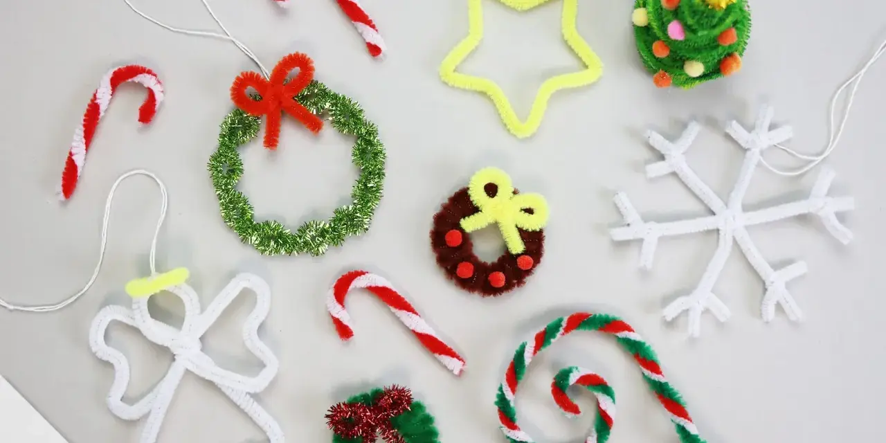 Bunte weihnachtsbasteln ideen: Engel, Sterne, Kränze, Schneeflocken und Zuckerstangen aus Pfeifenreinigern.