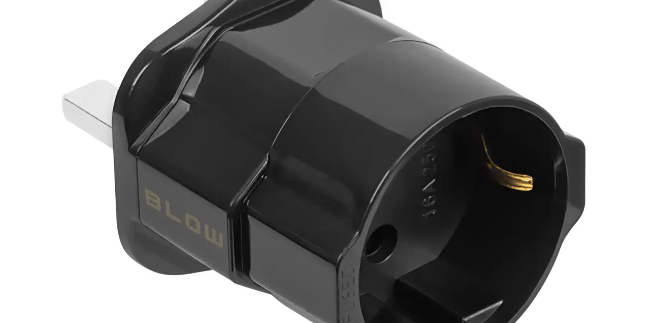 Czarny adapter wtyczki z bolcami do gniazdka, gotowy do podłączenia i zapewnienia stabilnego napięcia w sieci.