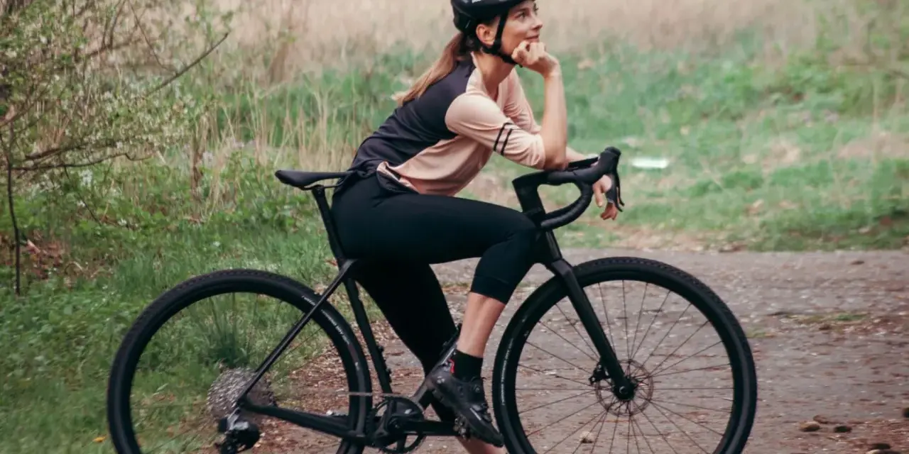 Jakie spodnie na rower wybrać, by uniknąć dyskomfortu podczas jazdy?